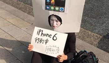 Joven ya hace fila para comprar el iPhone 6