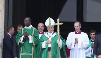 El papa dice que sin Dios todo se reduce a una sola dimensión: el tener