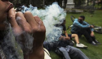 Estudiantes de colegios de Colombia bajan consumo de tabaco y alcohol, pero aumentaron el de marihuana