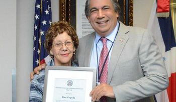 Consulado en NY reconoce madre y empleada con 20 años de servicio en la sede