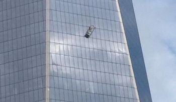 Dos limpiavidrios quedan colgados del edificio del WTC 