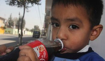 Los médicos piden no dar Cola a sus hijos y que los jugos sean naturales