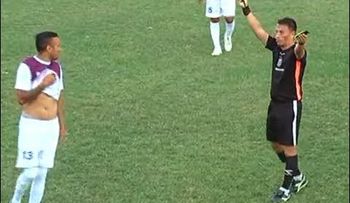 Un futbolista recibe dos amarillas en 10 segundos (VIDEO)