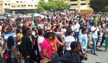 Estudiantes de Unicaribe bloquean el tránsito para impedir destrucción puente peatonal