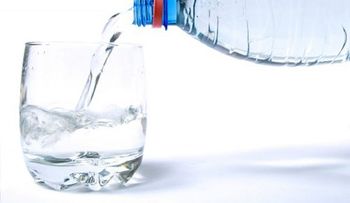 Beber mucha agua también puede ser peligroso para la salud
