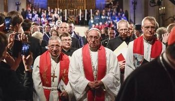 El papa Francisco genera indignación por asistir al funeral de cardenal símbolo de abuso sexual de la iglesia