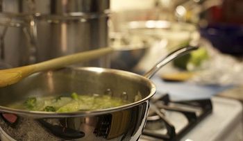 7 soluciones de limpieza para quemaduras y derrames al cocinar