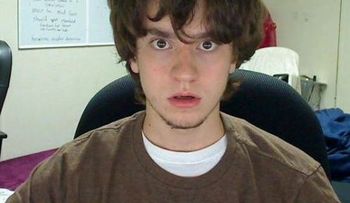Este joven genio logró hackear el iPhone y la PS3, desafía abiertamente a Tesla Motors