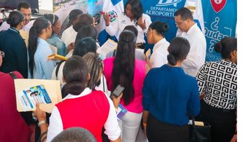 Aeroportuario recibe solicitudes en feria de empleo