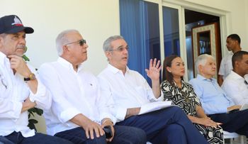 Abinader escucha comunitarios en Espaillat y Puerto Plata y dispone soluciones