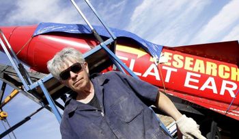 Mike Hughes no pudo sobrevivir en su intento por probar que la Tierra es plana