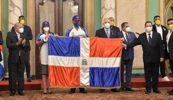 Presidente Abinader entrega Bandera Nacional a Águilas Cibaeñas para Serie del Caribe