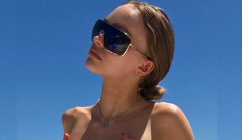 El destape de la hija de Johnny Deep: publicó una sexy foto en topless en la playa