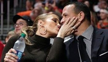 Jennifer López luce un anillo de compromiso con Alex Rodríguez.