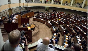 Diputado finlandés se quita la vida en el Parlamento, informan medios.