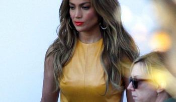 Jennifer López marca curvas con un vestido español 