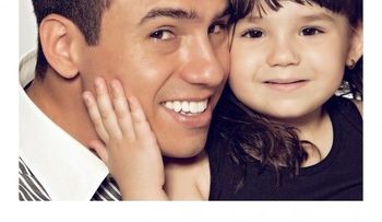 Un joven padre recrea fotografías con su hija de dos años en memoria a su fallecida esposa