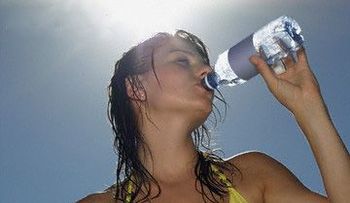 ¿Es malo tomar demasiada agua?