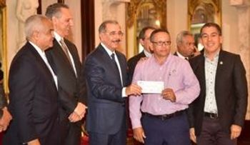 Medina entrega RD$116 millones a organizaciones rurales del Cibao y el Este