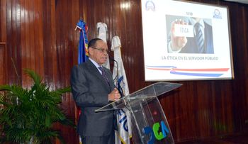 â??Robarse el dinero público es apuñalar la democraciaâ?, advierte Lidio Cadet 