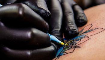 Logra resultado sorprendente tatuándose el rostro de Angelina Jolie 