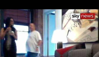 Harvey Weinstein mostrado en un video manoseando a una de las mujeres que lo acusó de violación