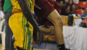 Los Mina vence a San Carlos 89-86