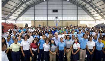Luis Abinader reafirma compromiso con educación y juventud