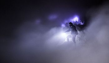 ¡Alucinante! El volcán azul que emite un maravilloso resplandor en la noche (Fotos)
