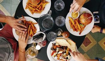 Las carnes aumentan el riesgo cáncer de intestino y estómago; abusar del azúcar te puede engordar 