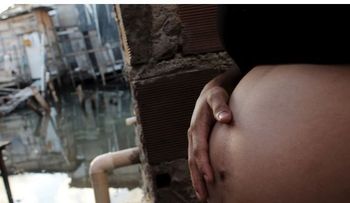Niña de diez años fue embarazada por la pareja de su madre
