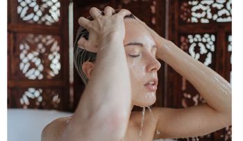 Lavado inverso: la técnica que aporta volumen al cabello fino