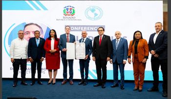 Senado reconoce trayectoria de José Cestero y Carmen Heredia