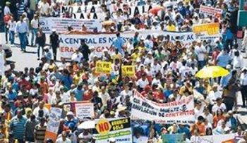 Marchan contra la explotación de Loma Miranda