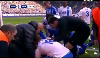 Video: El momento en que un futbolista le salva la vida a otro