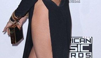 La modelo Chrissy Teigen se le levantó el vestido y ensenó todo