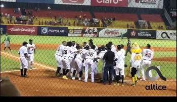 Dramático cuadrangular de Guilermo Heredia en victoria Aguilas contra Estrellas 