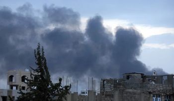 Israel bombardea el puerto de Al Hodeida en Yemen