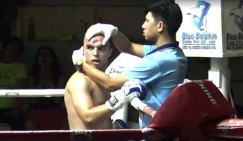 Escalofriante lesión en una pelea de Muay Thai: recibió un violento codazo que le hundió la frente