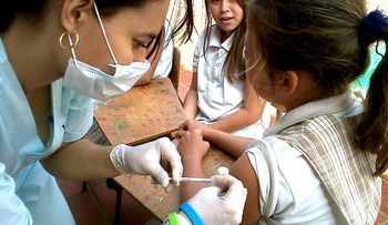 Niñas serán vacunadas contra virus del Papiloma Humano en las escuelas