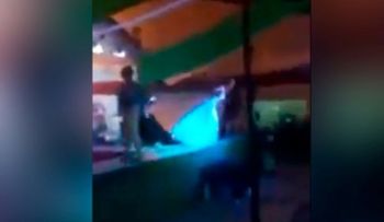 Un certamen de belleza termina en un escándalo; la ganadora fue empujada desde el escenario (+Video)