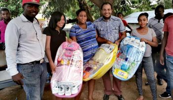 Salvador Holguín entrega canastillas a embarazadas de Dajabón