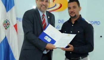 Superintendencia de Electricidad entrega primeras licencias a técnicos electricistas certificados