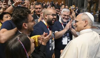 El papa León XIV pide "influencers" católicos que lleven la paz a las redes sociales