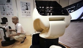 Toyota presenta un robot que recoge y ayuda a enfermos 