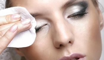 Una chica se quita el maquillaje luego de poco más de 2 años 