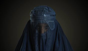 Hombre vestido con burka roba casi 1 millón de dólares en joyas en Nueva York