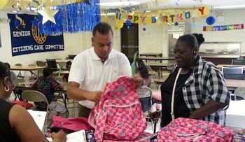 Rubén Luna entrega útiles escolares a niños pobres comunidad Harlem en NY.