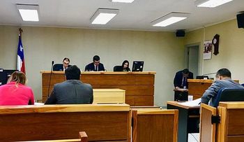 Una mujer mata a su padre de 49 puñaladas y tribunal la declara culpable del crimen 