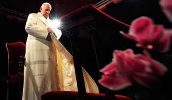 El papa Francisco participa en el Via Crucis
